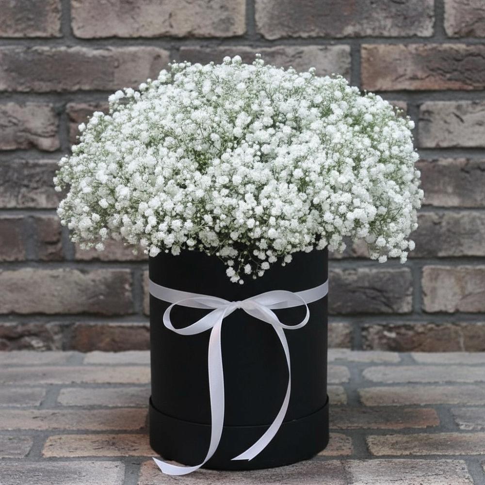 Цветочная композиция из Гипсофила в шляпной коробке в Белые Берега