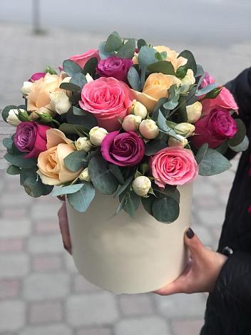 Цветочная композиция из Розы в шляпной коробке в Белые Берега