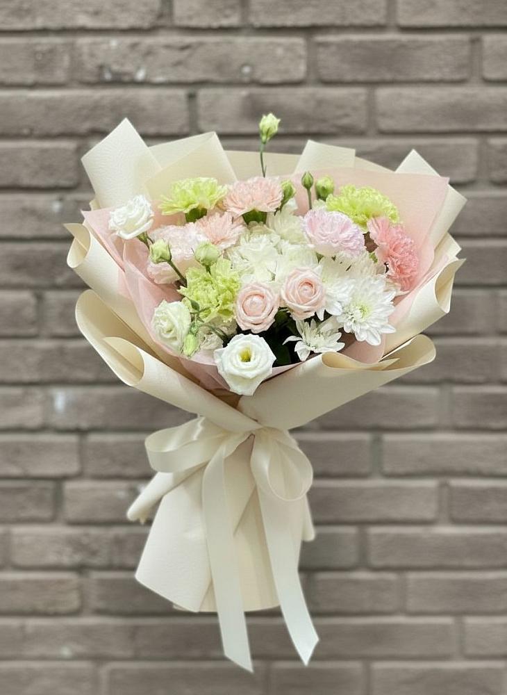 Букет цветов из: Гвоздики, Розы, Лизиантусы и Хризантемы в Белые Берега