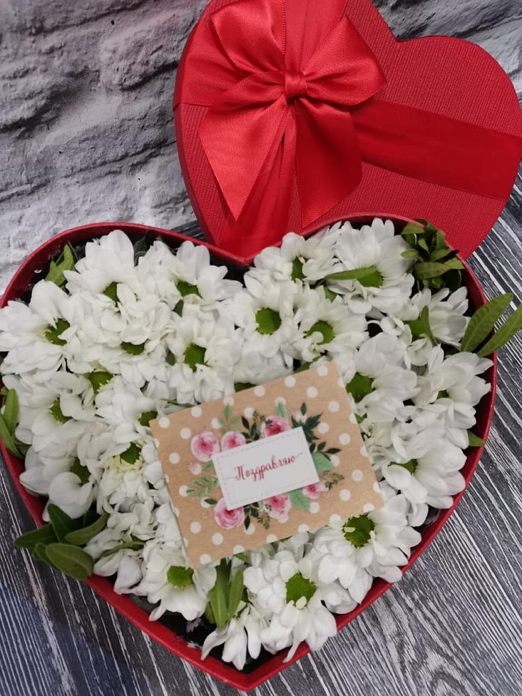 Цветочная композиция из Хризантемы в виде сердца в Белые Берега