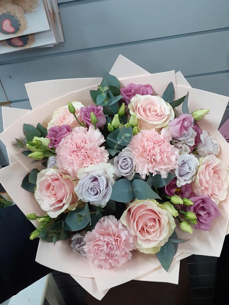 Букет цветов из: Розы, Гвоздики и Лизиантусы в Белые Берега