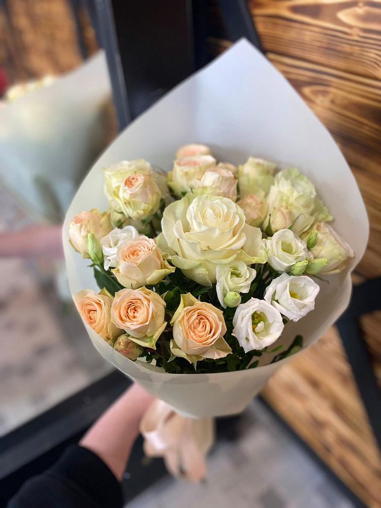 Букет цветов из: Розы и Лизиантусы в Белые Берега